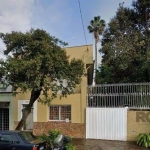 Casa comercial de 252m² de área privativa, 2 pavimentos,  com 8 salas, sendo uma com ármario sob medida, 3 banheiros, cozinha com pia em granito, lavanderia, garagem coberta com churrasqueira e pia.&l