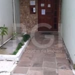 Vende apartamento térreo  com 2 dormitórios,  banheiro social, sala de estar e jantar,  cozinha americana, área de serviço. Apartamento de canto, bem arejado, excelente posição solar com sol da manhã 