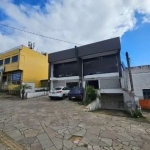 Libertas Imobiliária aluga loja com 450m² de área privativa, localizado no bairro Vila Jardim. Imóvel com recepção, amplo salão, mezanino, pé direito amplo, cortinas de ferro, fachada com vidro e 2 ba