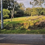 Sitio com frente de 40,80m para a Av. Costa Gama, 200,50m de profundidade lado oeste, 190,00m de profundidade lado leste e 21,56m de fundos. Terreno limpo, alto, seco e com pequeno aclive, com uma con