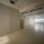 SALA COMERCIAL COM 39m² PARA VENDA, COM DIVISÓRIAS E 1 BANHEIRO. &lt;BR&gt;CONDOMINIO COM PORTARIA, 2 ELEVADORES, HALL DE ENDRADA, GARANTINDO CONFORTO E SEGURANÇA. LOCALIZADO NA CIDADE BAIXA, NA RUA D