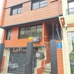 Casa reformada com 290 m2  na rua Liberdade bairro Rio Branco , primeiro piso parte térrea  haal entrada , cozinha e amplo espaço com churrasqueira , segundo piso , amplo living com lareira ,  terceir