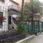 Casa residencial/comercial em Porto Alegre, localizada no Centro Histórico, com  6 dormitórios,  1 suíte, 5 banheiros , 2 vagas de garagem, quintal com jardim, uma varanda no segundo pavimento. A área