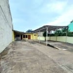 Casa à venda no bairro Sarandi com 74,50m², 3 dormitórios, sala, cozinha, lavabo, área de serviço na parte externa, pátio amplo com espaço para diversos veículos. A casa fica localizada próxima a esco