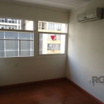 Libertas Imobiliária aluga sala comercial com 25m² no bairro Centro Hisórico.&lt;BR&gt;&lt;BR&gt;Imóvel com piso laminado, bem arejado e iluminado, split.&lt;BR&gt;&lt;BR&gt;Condomínio com elevador e 