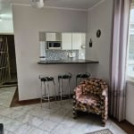 Apartamento de 2 dormitórios, todo mobiliado, oferece um ambiente confortável e pronto para morar, ideal para quem busca praticidade e aconchego. Localizado no bairro Bom Fim, um dos mais charmosos e 