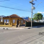 Casa térrea em ótimo estado.&lt;BR&gt;São três quartos, banheiro, cozinha, sala de estar com lareira e sala de jantar.&lt;BR&gt;Edícula com churrasqueira e banheiro.&lt;BR&gt;Garagem fechada para dois