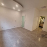 Sala comercial para locação, no bairro Passo D'Areia, desocupada, toda reformada, com rebaixamento de gesso, iluminação, split novo, banheiro decorado, sala de recepção porta acústica. Condomínio com 