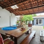 Casa com sala ampla, cozinha americana e sala de jantar, lavabo, 3 quartos suítes. Nos fundos, dependência completa,  área de serviço, churrasqueira e pequena piscina com aquecimento solar e hidromass