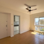 Apartamento reformado de 36m², 1 dormitório, living para dois ambientes, cozinha com área de serviço integrada, 1 banheiro e 1 vaga de garagem coberta. Imóvel disposto em andar alto, com vista definit