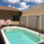 Ótima casa de 3 dormitórios com sala de estar, cozinha, banheiro social,  área de serviço,  possui piso laminado, pátio com piscina, salão de festas e churrasqueira. &lt;BR&gt;Ambientes bem arejados e