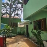 Casa Fundos 220 metros quadrado, sendo duas salas amplas, lareira, 4 dormitórios, 4 banheiros, jardim de inverno, cozinha e lavanderia, ideal para comercial, deck com jardim e garagem anexada para 03 