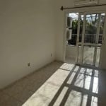 Apartamento de frente na av. Martins Bastos, Sarandi.&lt;BR&gt;2 quartos com ar-condicionado &lt;BR&gt;2 banheiros (1 é suíte)&lt;BR&gt;2 sacadas (na sala e no quarto)&lt;BR&gt;Cozinha semi mobiliada 