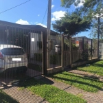 Excelente oportunidade desocupada, casa toda em parquet, c/ 3 amplos dormitórios, living 2 ambientes, circulação, banheiro social, cozinha c/ armários, área de serviço, pátio na frente e nos fundos, d