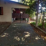 CASA DE ESQUINA NO BAIRRO CRISTAL - RP390769&lt;BR&gt;&lt;BR&gt;Ampla casa de esquina com 2 dormitórios no bairro Cristal, pátio espaçoso e arborizado.&lt;BR&gt;&lt;BR&gt;Descubra esta charmosa casa à