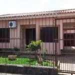 Excelente CASA com 4 dormitórios sendo 1 suíte, 3 banheiros, living para 2 ambientes, corredor amplo, cozinha com armários, churrasqueira. Aberturas em madeira em ótimo estado de conservação e algumas