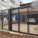 Casa à venda no bairro Menino Deus em Porto Alegre. Imóvel espaçoso e confortável, com três dormitórios, sendo uma suíte, living amplo com espaço para três ambientes, lareira, churrasqueira, banheiro 