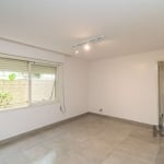 Libertas Imobiliária aluga!&lt;BR&gt;Ótimo apartamento na Cidade Baixa, térreo, de frente, reformado, de 1 dormitório. Possui sala ampla para 2 ambientes, 1 dormitório, banheiro com box de vidro e ven