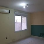 Apartamento JK térreo no bairro Santana. Possui living amplo, ar split, cozinha com armários, banheiro e área externa privativa.