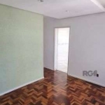 Excelente apartamento com 03 dormitórios, sala ampla, cozinha e banheiro. Possui ótima orientação solar, muito arejado e iluminado com estacionamento rotativo com vagas para todos moradores. Condomíni