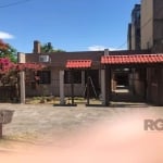 Libertas Imobiliária aluga!&lt;BR&gt;Ótima e ampla casa no bairro Camaquã, em terreno plano com 745m² (11 x 68m), de 4 dormitórios. Possui 2 salas de estar sendo 1 com lareira, sala de jantar, lavabo,