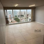 Sala comercial na Av. João Wallig, próximo do Bourbon Country. Sala com piso, luminárias e com banheiro. Está em reforma e possui uma vaga de garagem.