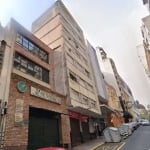 Libertas Imobiliária aluga!&lt;BR&gt;Ótimo apartamento no Centro, lateral, de 1 dormitório. Possui sala, 1 dormitório/suíte, banheiro com box de vidro e ventilação natural, cozinha semi mobiliada. Pis