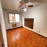 Excelente apartamento de 01 dormitório no Bairro Jardim do Salso com 44,15m2 de área privativa,  todo com parquet tipo taco, living com ventilador de teto e ar condicionado de parede, banheiro social 