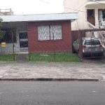 Casa em terreno 11 x 30,  bem estruturada, 03 quartos, 2 banheiros, ampla sala, cozinha, churrasqueira,  sala de jogos e mais 2 peças nos fundos, na frente com grades e portão da garagem automático. N