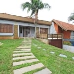 Casa no bairro Medianeira com living amplo para 2 ambientes, sacada com acesso pela sala, cozinha americana com móveis planejados, 3 quartos sendo 1 suíte, banheiro social. Água quente nos banheiros e