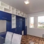 Excelente apartamento com 02 dormitórios amplos, ambos com armários, living aconchegante e funcional, equipado com ar-condicionado Split, armários sob medida e mesa com cadeiras. A cozinha é completa,