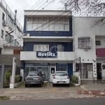 Prédio comercial com 170 m² de área privativa, no bairro Petrópolis, com três pavimentos. PAVIMENTO TÉRREO: 01 Recepção, 01 sala de reuniões, lavabo, 03 sala-escritórios, 01 Cozinha, 01 depósito, e es