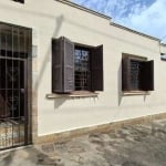 Casa no bairro Navegantes, com sala de estar, 2 quartos, um deles com split, cozinha espaçosa, 2 banheiros e área de serviço com churrasqueira. Pátio amplo com 2 vagas de garagem. Localizado a poucos 