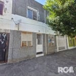 Casa de dois pisos na Rua Nunes Machado, bairro Azenha, com quatro dormitórios, ideal para moradia e comercio/clínica, bem situada em rua calma e segura.&lt;BR&gt;O bairro Azenha é um dos mais tradici