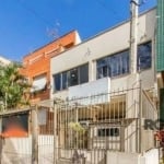 Ótima casa no bairro Bela Vista com 8 quartos, 3 deles possuem closet, 2 salas de estar, 4 banheiros, 1 lavabo e 3 cozinhas. Pátio amplo com piscina, anexo nos fundos com sala, churrasqueira e lavande