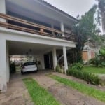 Casa localizada na Avenida La Paz, no coração do Jardim Lindóia, em Porto Alegre. Com uma área privativa de 300m² e total de 460m², este imóvel oferece amplo espaço para a sua família. Com 3 dormitóri