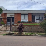 Excelente casa térrea no Bairro Jardim do Salso. Casa da frente com duas salas (estar e jantar), dois amplos dormitórios, bem iluminados e arejados, sendo um com suíte, um banheiro, cozinha, dependênc