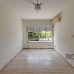 Apartamento com 58m² de área privativa, o imóvel conta com 02 quartos, living para 02 ambientes, cozinha, área de serviço com tanque e banheiro social equipado com box. O piso em parquet/laminado traz