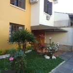 Casa em condomínio, com 3 dormitórios, sendo 1 suíte, 1 vaga coberta, no bairro