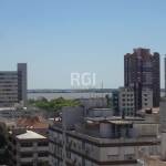 Cobertura 3 dormitórios com vista para o Guaíba bairro Menino Deus Porto Alegre: Reformada e semi-mobiliada, essa ampla cobertura conta no seu primeiro andar com cozinha americana, living para 2 ambie