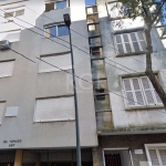 Apartamento térreo de dois dormitórios no Centro Histórico de Porto Alegre, living para dois ambientes, banheiro social, cozinha e área de serviço.&lt;BR&gt;Apartamento localizado na Rua Riachuelo em 