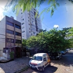 Terreno medindo 5 m de frente por 88 m de extensão de frente ao fundo. &lt;BR&gt;&lt;BR&gt;Localizado na Rua Costa, no bairro Menino Deus.&lt;BR&gt;&lt;BR&gt;Atualmente utilizado como estacionamento.