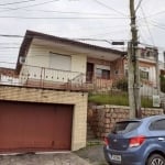 Residencia , três dormitórios , living dois ambientes,  sala de jantar ,banheiro social, copa cozinha ,nos fundos uma edicula com um dormitório e com churrasqueira.