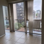 Impecável sala com divisórias, ficando 3 ambientes, duas sala e banheiro, toda a lateral de vidro, com muita claridade e vista, prédio com portaria 24horas bem localizado no bairro, próximo a Florênci