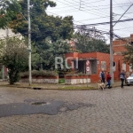 Terreno no Bairro Menino Deus, com 240 m² de área, com 10,10m de frente ao norte na Rua Almirante Gonçalves e 24m da frente ao fundo, ao Sul com a  Rua Barão do Tefé. ESTUDA PERMUTA POR ÁREA CONSTRUÍD