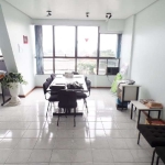 Sala comercial localizada no bairro Vila Ipiranga, com 60m², no 2° andar. Imóvel com banheiro social e pisos em cerâmica. Imóvel com posição solar privilegiada. Condomínio dispõe de portaria 24h e jar