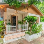 Terreno com 2 casas  na frente uma casa mista com 3 dormitórios, cozinha, área de serviço, 1 banheiro e uma sala com 3 ambientes. Nos fundos casa de alvanária com 2 dormitório, banheiro, cozinha, área