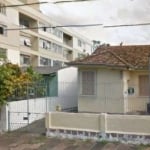 Casa com fins residencial ou comercial, frente norte, próxima ao Olímpico, vaga para até 6  veículos, sendo 03 cobertas. Possui 02  dormitórios.Nos fundos  há uma construção com 01  dormitório, cozinh