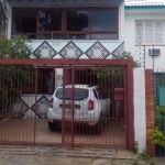 Casa sobrado no bairro Partenon, terreno medindo 5,50m x 27,20m, 5 dormitórios sendo 1 suíte, 2 banheiros sociais, living, cozinha ampla, área de serviço, dependência, wc auxiliar, terraço com churras