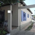 Casa com 3 dormitórios no bairro Cristal em Porto Alegre. &lt;BR&gt;Sendo 1 suíte, 3  banheiros, sala de estar e sala de jantar, copa, cozinha e lavanderia. Própria para comércio como clinica.  &lt;BR